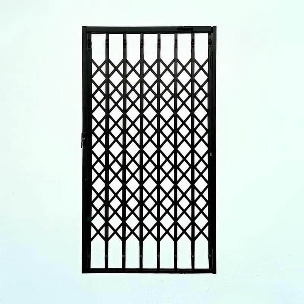 نصب درب آکاردئونی ساختمان تسمه مقاوم در آبسرد