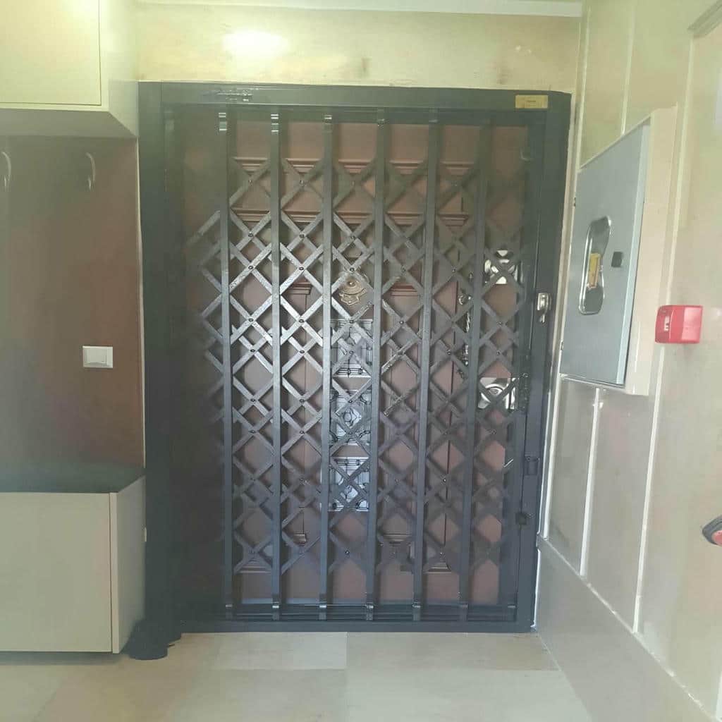 درب آکاردئونی ساختمان در کرمان