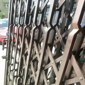 درب آکاردئونی ساختمان در ایلام