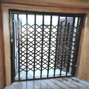 درب آکاردئونی ساختمان در چالوس