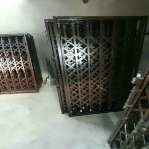 درب آکاردئونی ساختمان در نیشابور