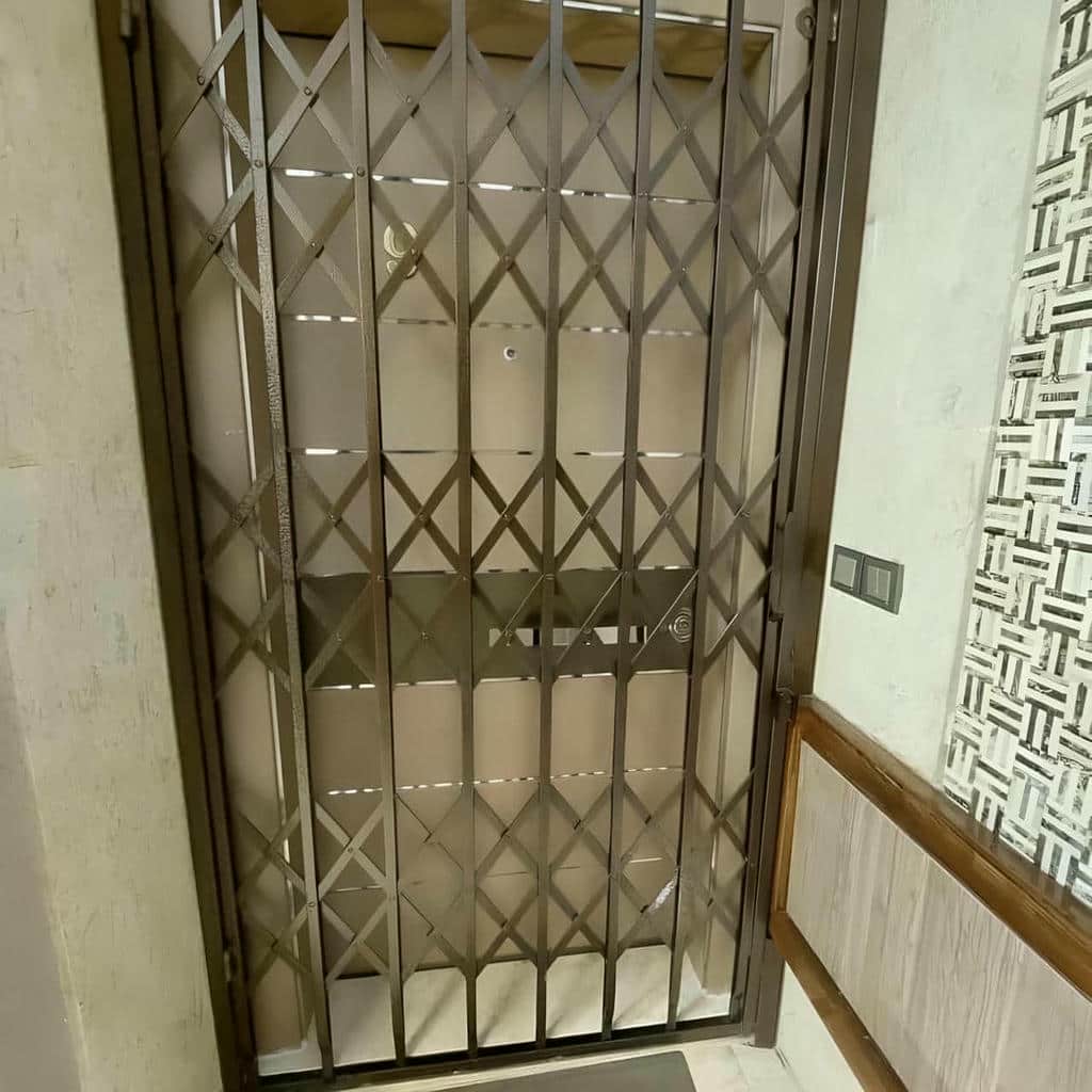 درب آکاردئونی ساختمان در تهران