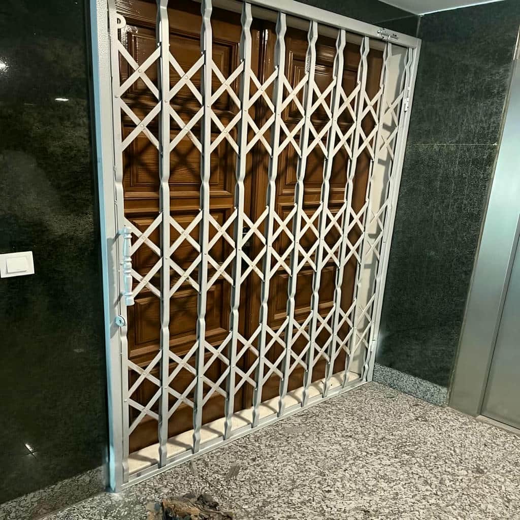 فروش درب آکاردئونی ساختمان حرکت نرم در باغ عباس‌آباد
