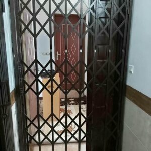 درب آکاردئونی ساختمان در یزد