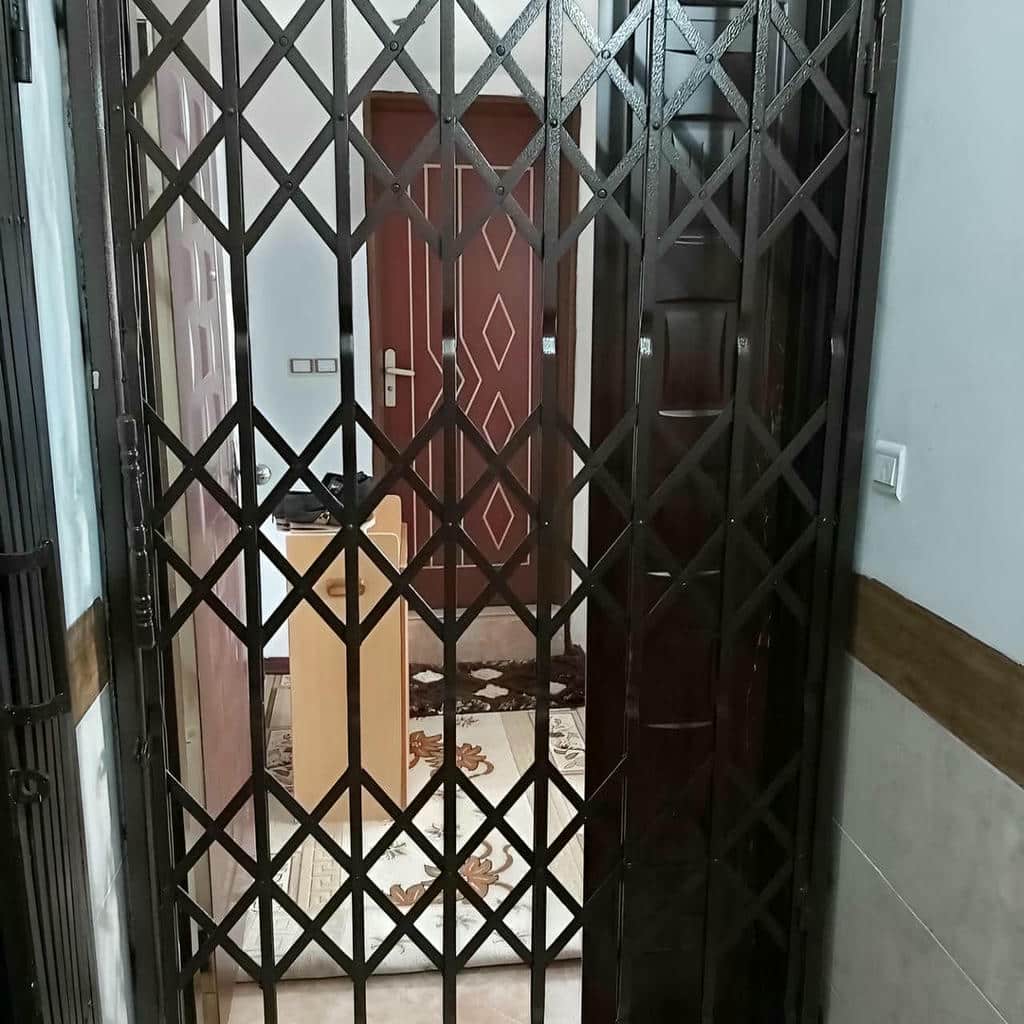 درب آکاردئونی ساختمان در یزد