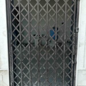 درب آکاردئونی ساختمان در قم
