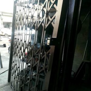 درب آکاردئونی ساختمان در گنبدکاووس