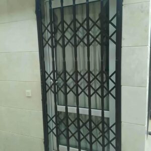 درب آکاردئونی ساختمان در شهرکرد