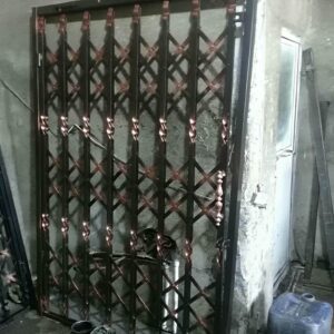 درب آکاردئونی ساختمان در طالقان