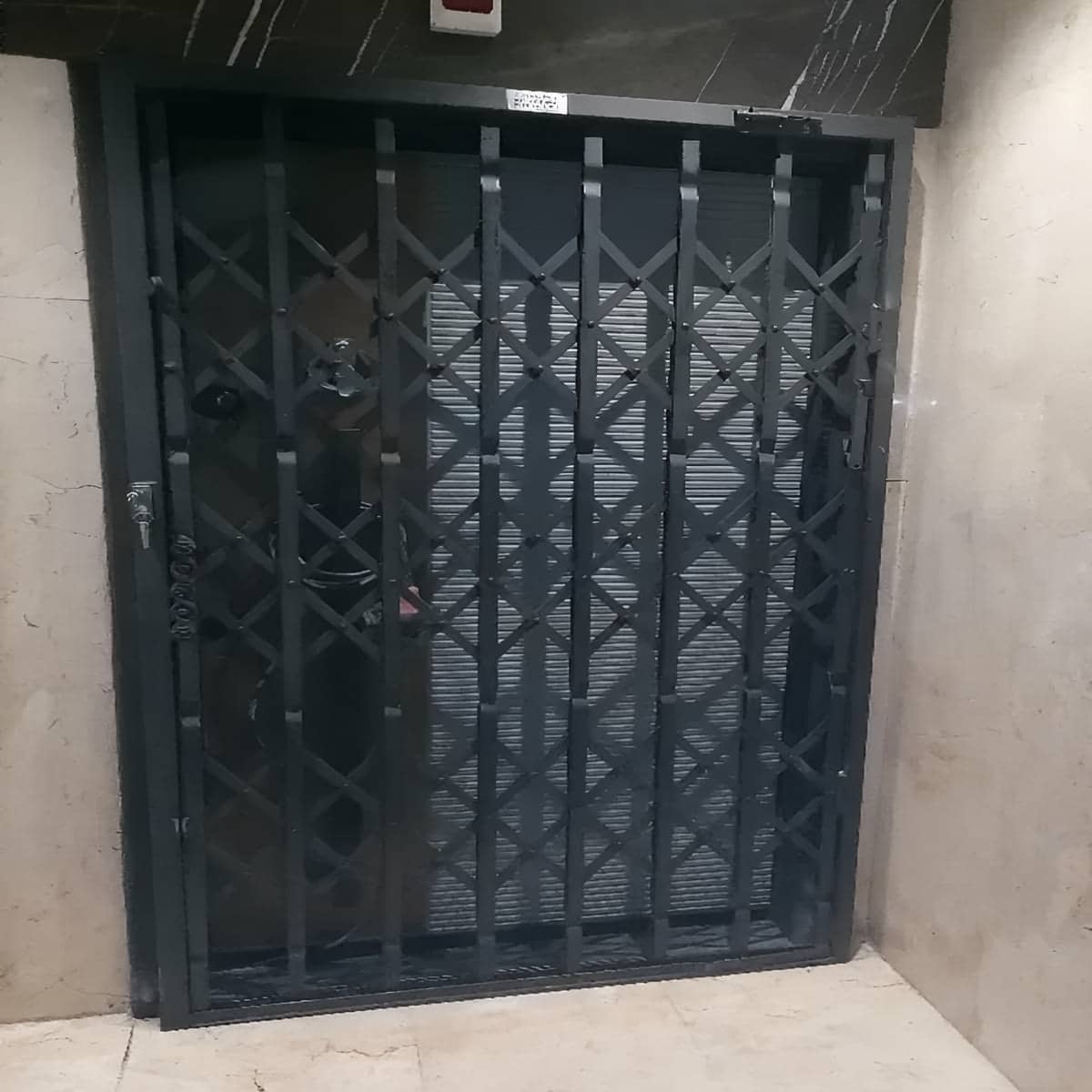 درب آکاردئونی حفاظ ساختمان در قشم
