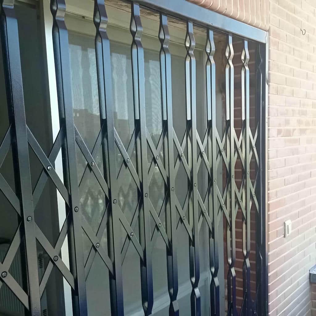 درب آکاردئونی ساختمان در بندر دیلم