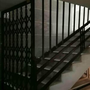 درب آکاردئونی ساختمان در مهرشهر کرج