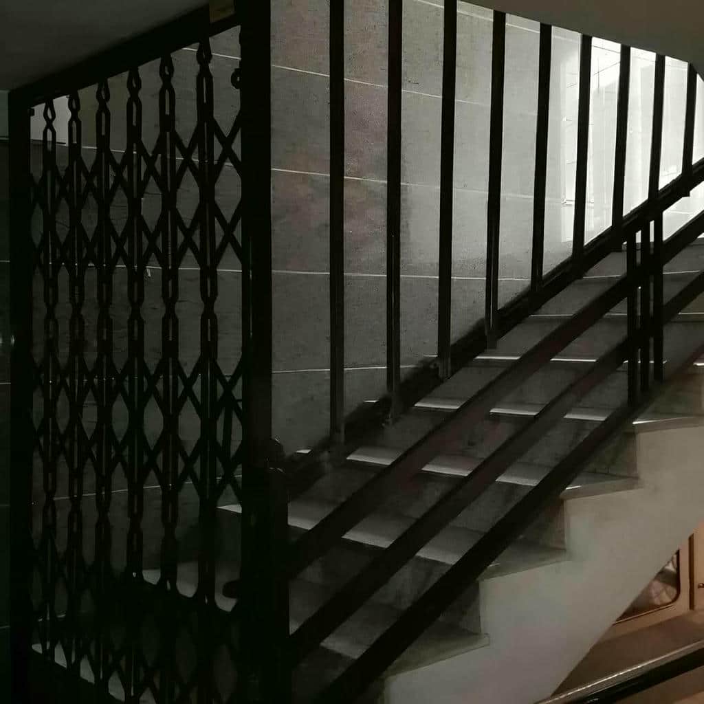 درب آکاردئونی ساختمان در مهرشهر کرج