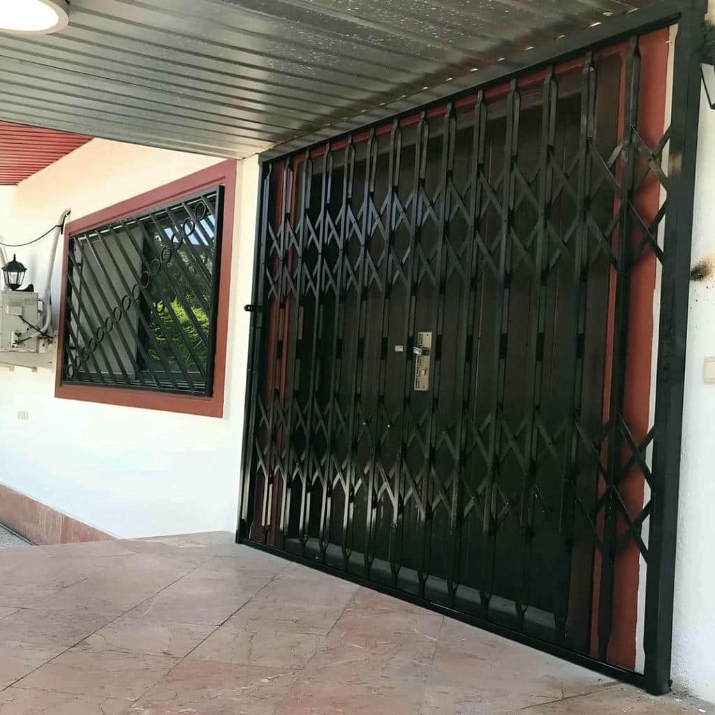 درب آکاردئونی ساختمان در زاهدان