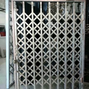 درب آکاردئونی ساختمان در ساوه