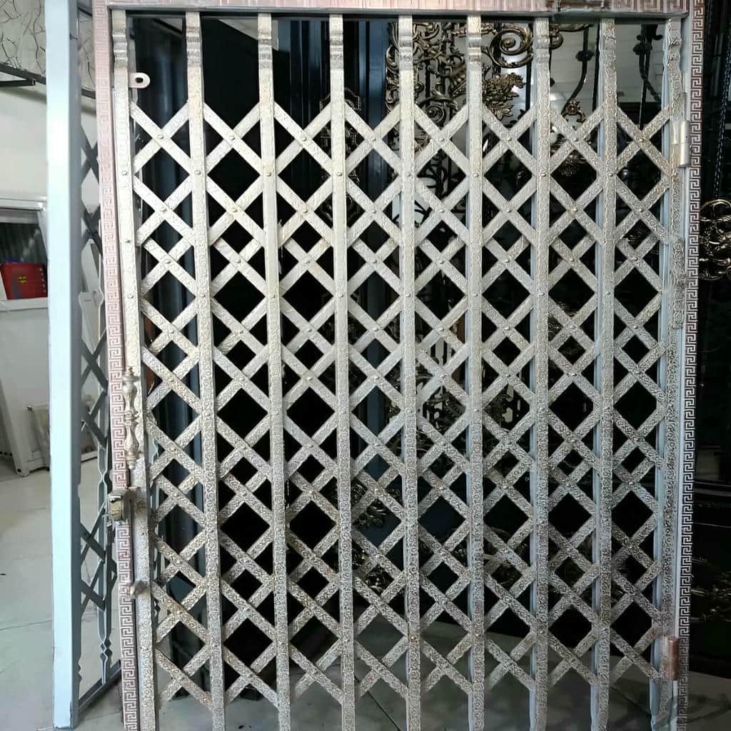 درب آکاردئونی ساختمان در ساوه