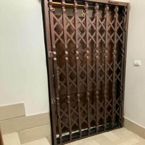 درب آکاردئونی ساختمان در باغ عباس‌آباد