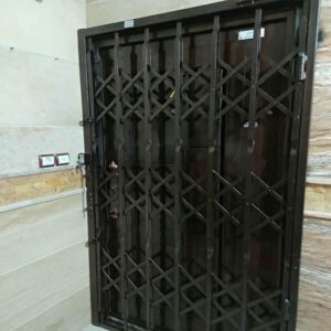 درب آکاردئونی ساختمان در همدان