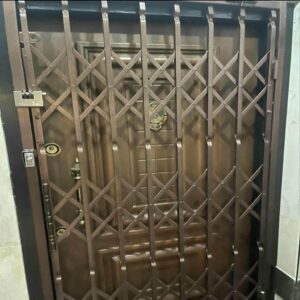 درب آکاردئونی ساختمان در اراک
