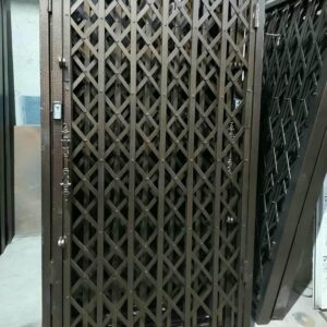 درب آکاردئونی ساختمان در ایرانشهر