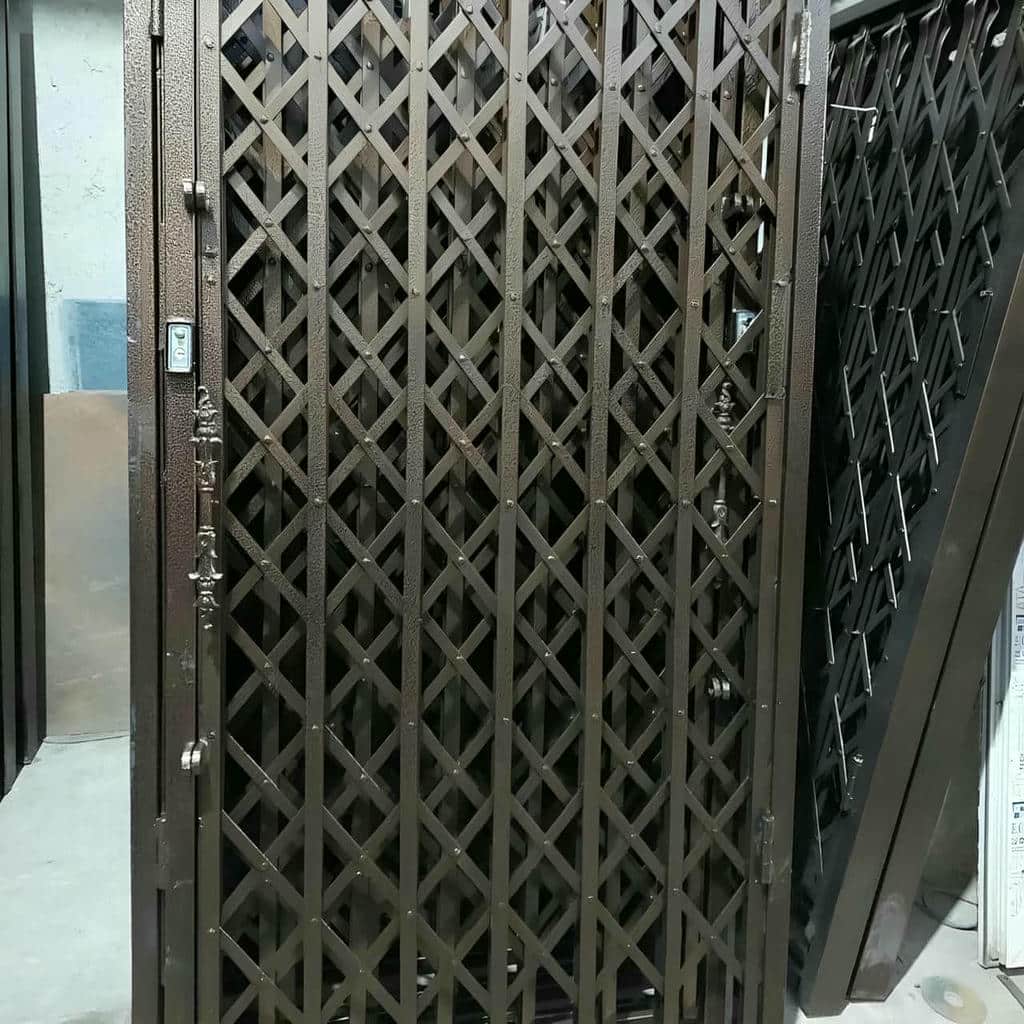درب آکاردئونی ساختمان در ایرانشهر
