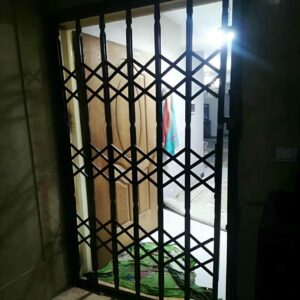 درب آکاردئونی ساختمان در بندر انزلی