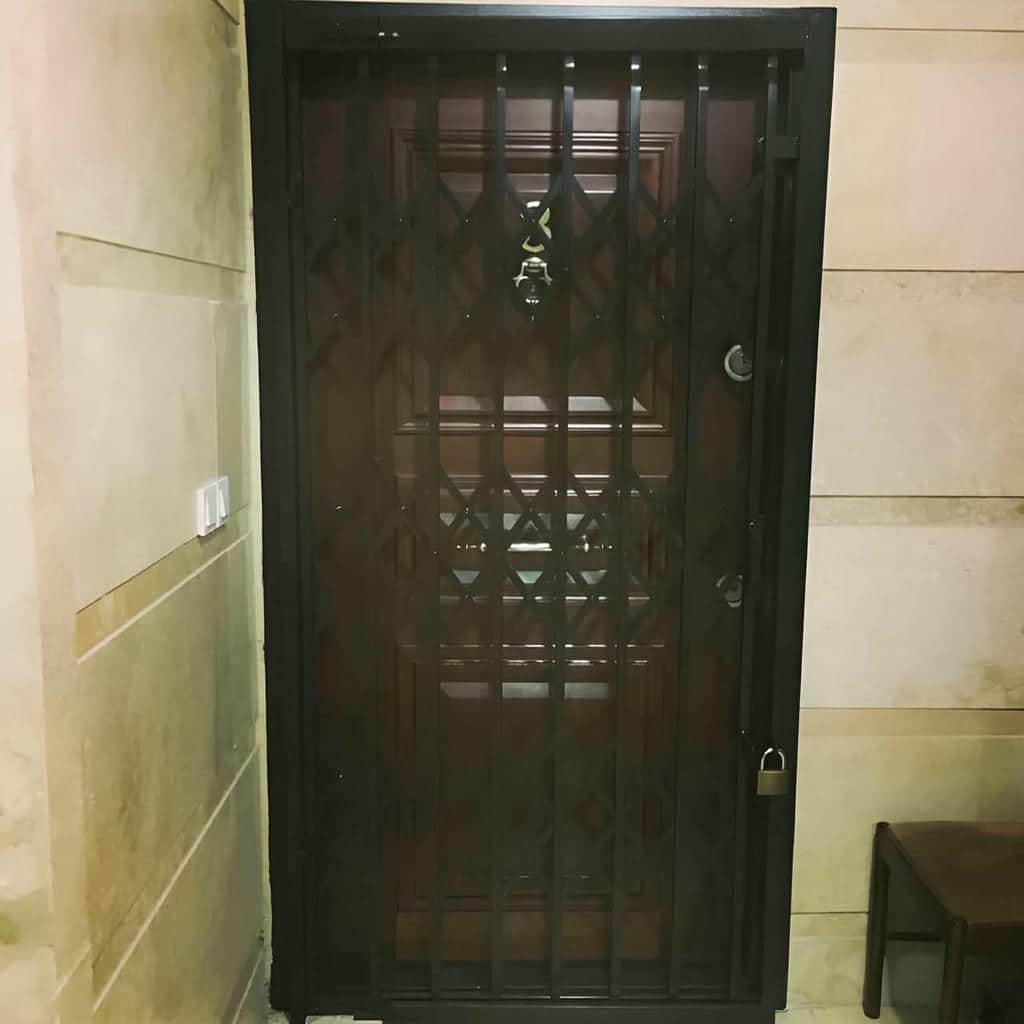 نصب درب آکاردئونی ساختمان رنگ صنعتی در بندرعباس