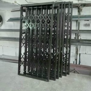 درب آکاردئونی ساختمان در فیروزکوه