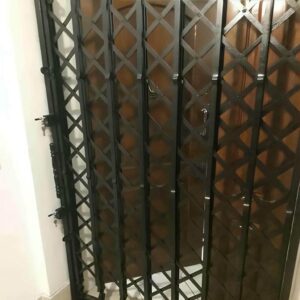 درب آکاردئونی ساختمان در کاشان