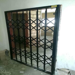 درب آکاردئونی ساختمان در شیراز
