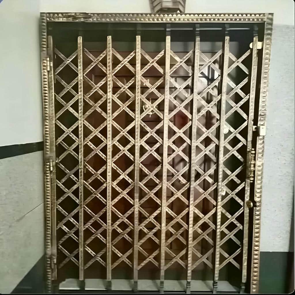 درب آکاردئونی ساختمان در هشتگرد