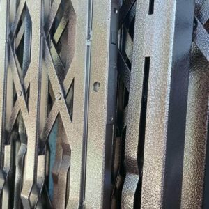 درب آکاردئونی ساختمان در سقز