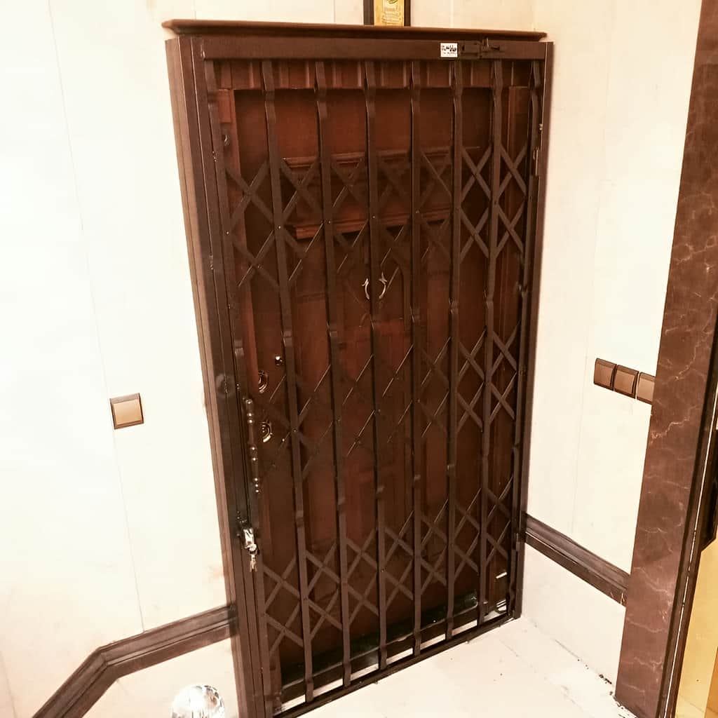 محافظ درب آپارتمان با لولای محکم و تراز