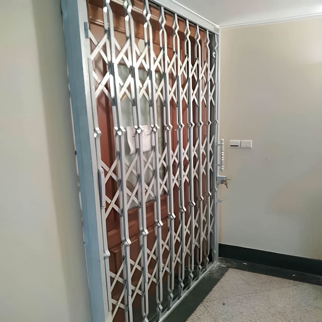 درب آکاردئونی ضد سرقت با رنگ پوششی یکنواخت