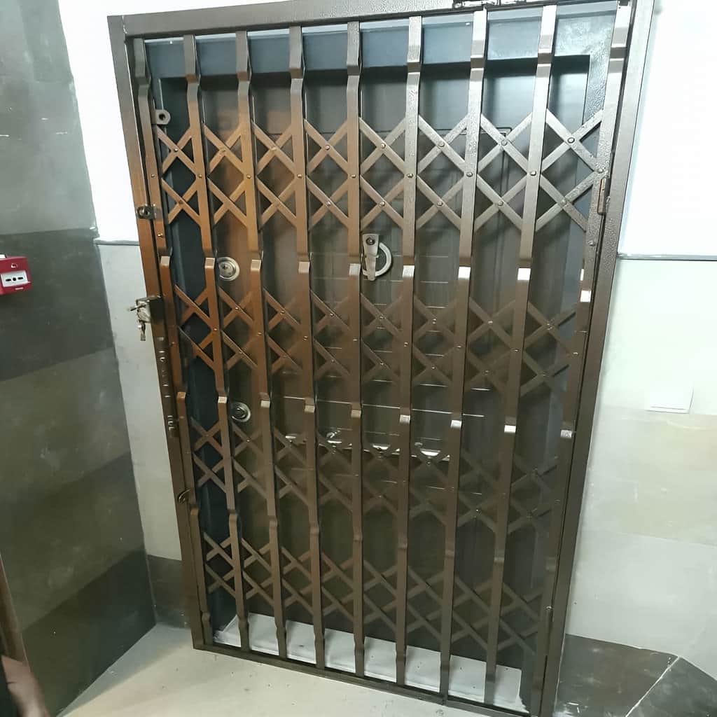 درب آکاردئونی با مدل چهار گل و شبکه متراکم