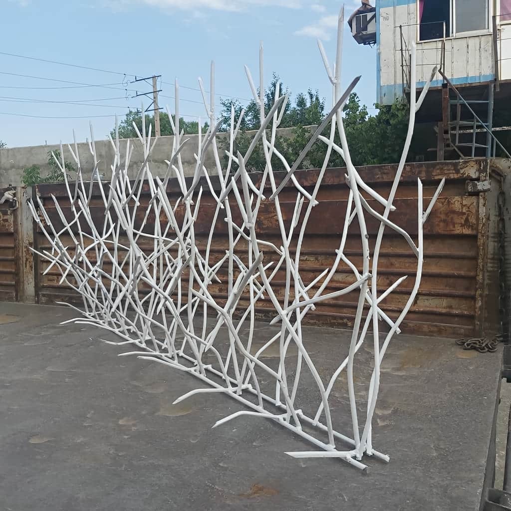 حفاظ شاخ گوزنی خاردار با پایه مقاوم برای دیوار