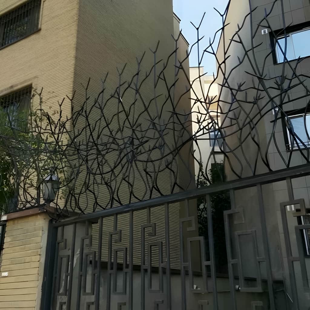 حفاظ شاخ گوزنی با نصب دقیق روی تاج دیوار