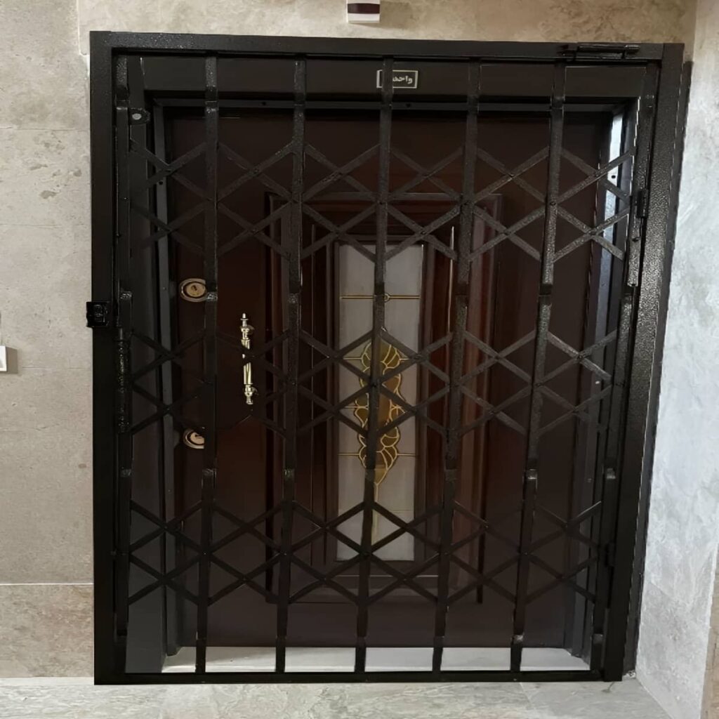 کدام قفل برای درب آکاردئونی ایمن مناسب‌تر است