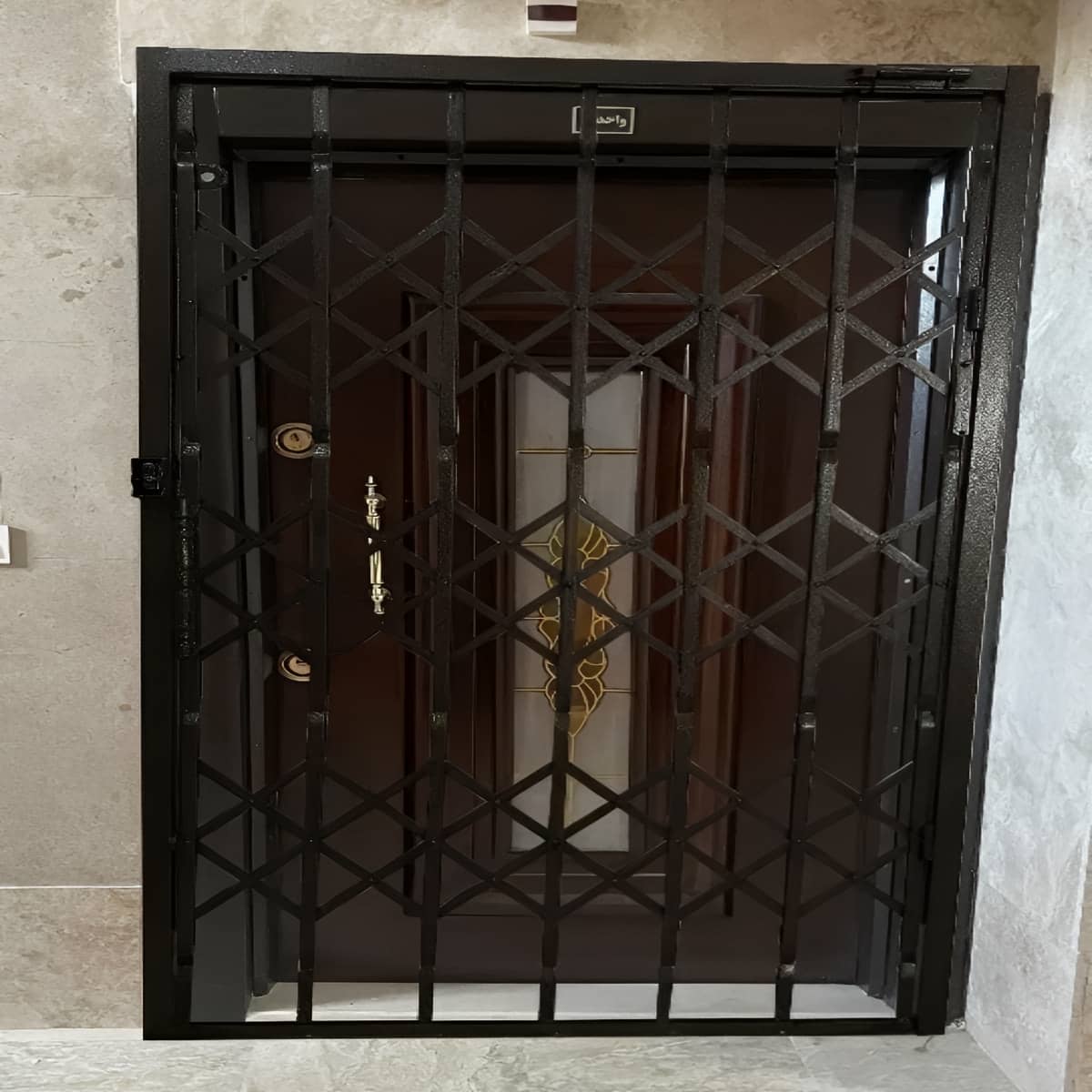 کدام قفل برای درب آکاردئونی ایمن مناسب‌تر است