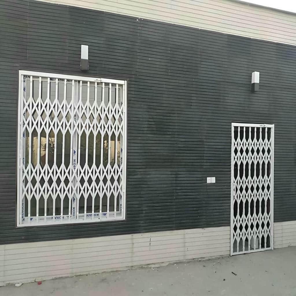 درب آکاردئونی با پروفیل فلزی محکم در ورودی