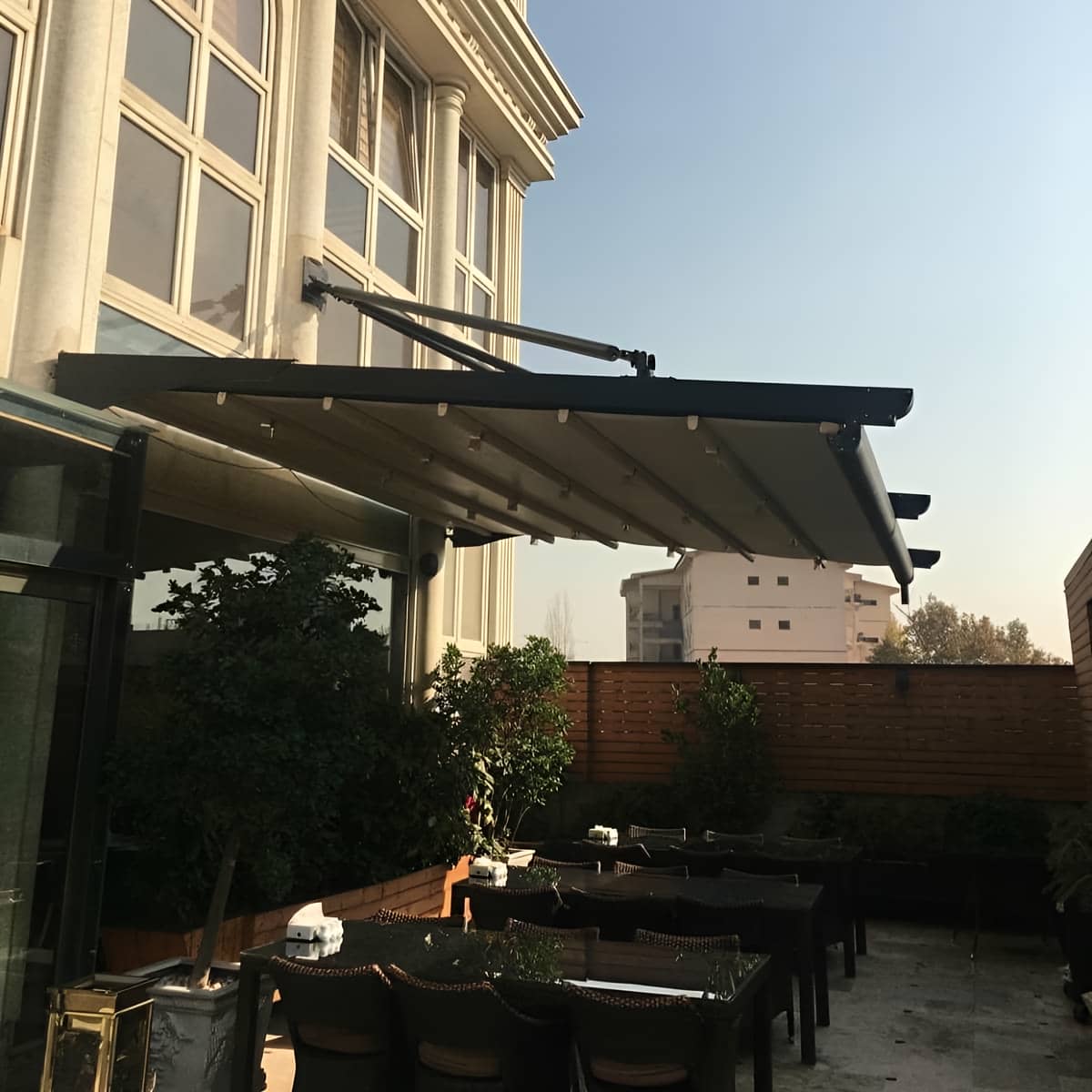 سایبان برقی کم جا با پارچه مقاوم در برابر آفتاب سایبان برقی کم جا با پارچه مقاوم در برابر آفتاب