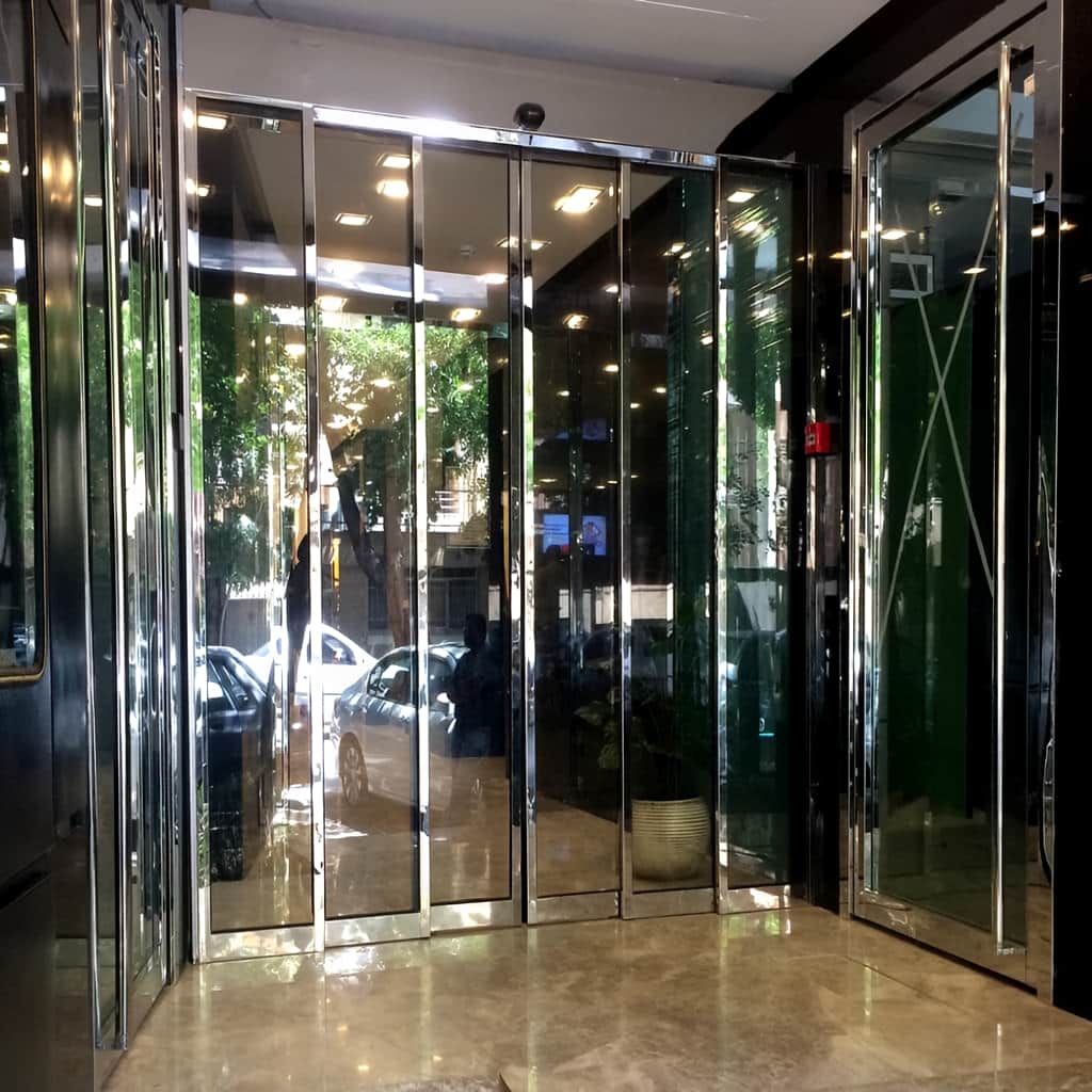 نصب درب شیشه ای کشویی برای ورودی ساختمان