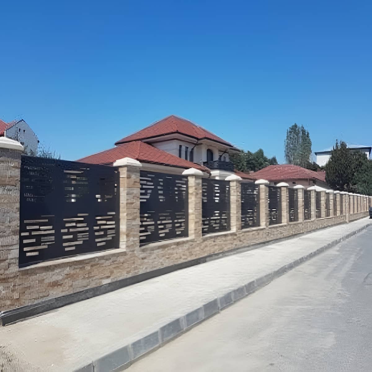 نرده سی ان سی دکوراتیو حیاط با پروفیل فلزی
