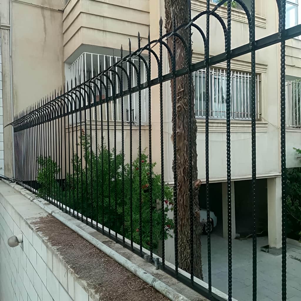 حفاظ سرنیزه ای و حفاظ شاخ گوزنی با پایه فلزی محکم
