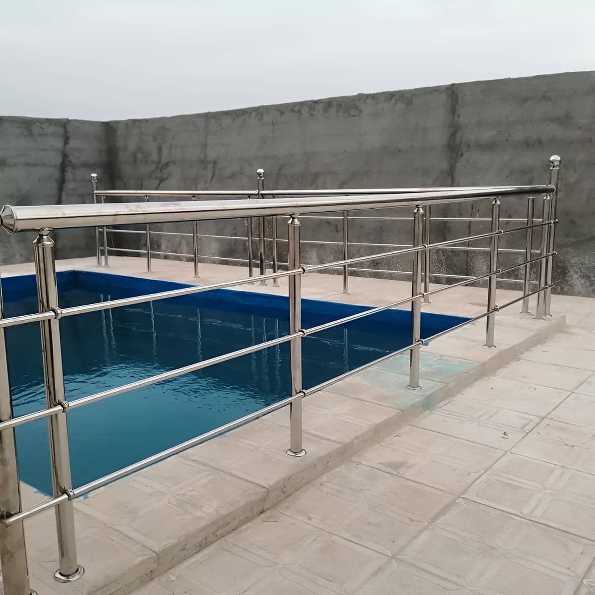 هندریل استیل دیواری با قطر مناسب لوله