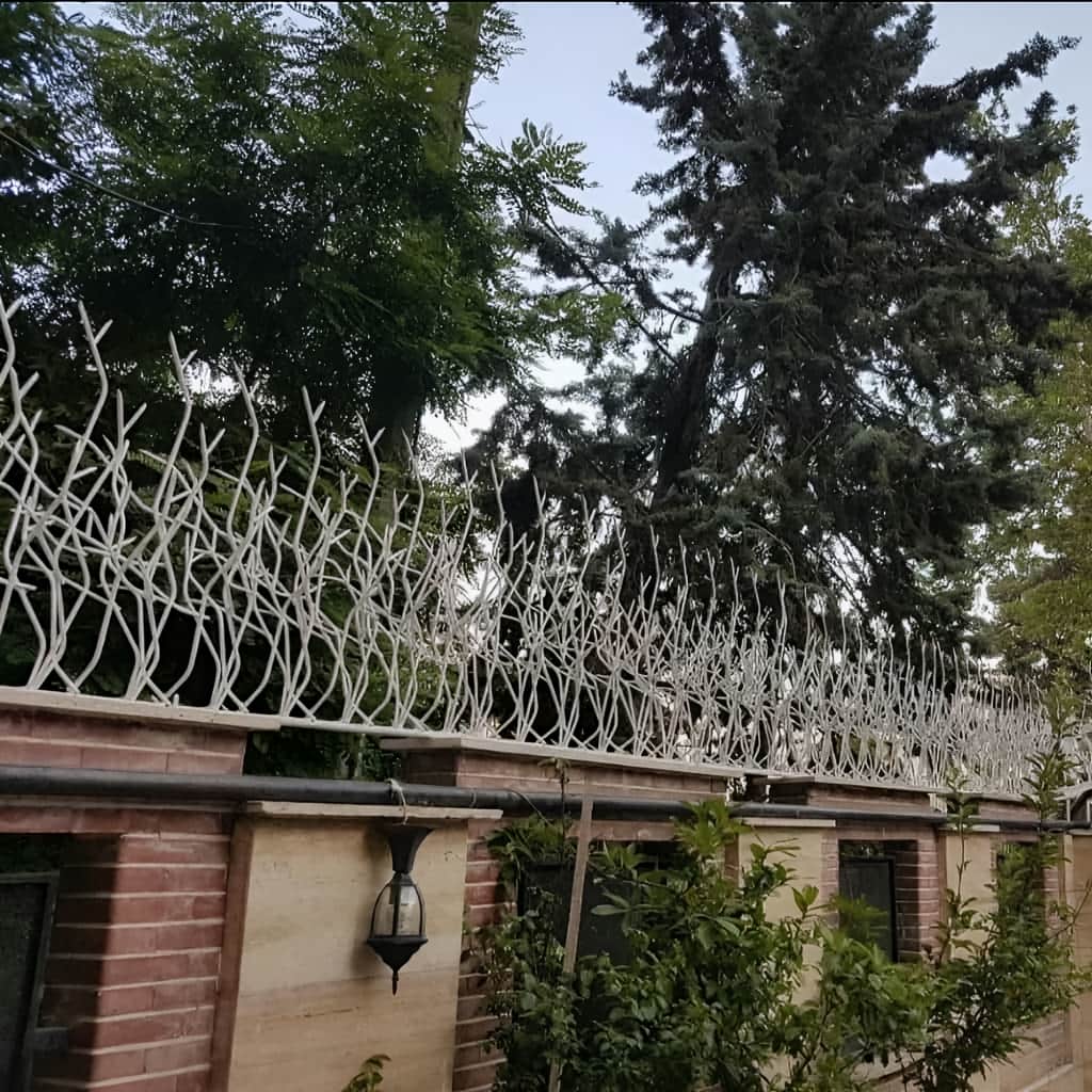 حفاظ نرده‌ای دیوار حیاط با خطوط ساده