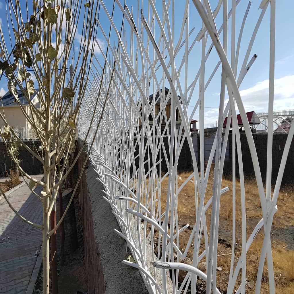 حفاظ نیزار نامنظم با ظاهر طبیعی باغ