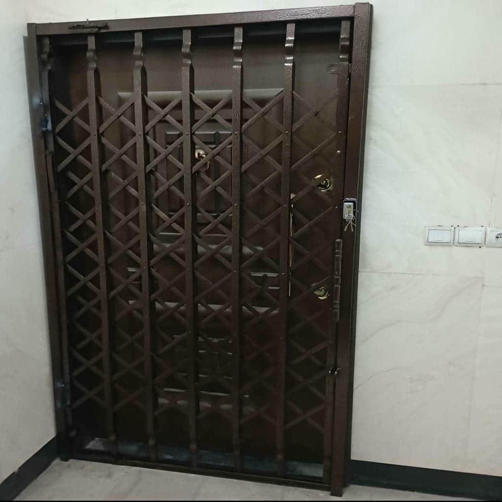 اجرای حفاظ آکاردئونی درب واحد مسکونی متراکم
