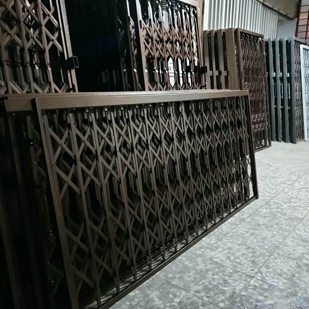 نصب حفاظ آکاردئونی دو جداره ورودی با قفل توکار