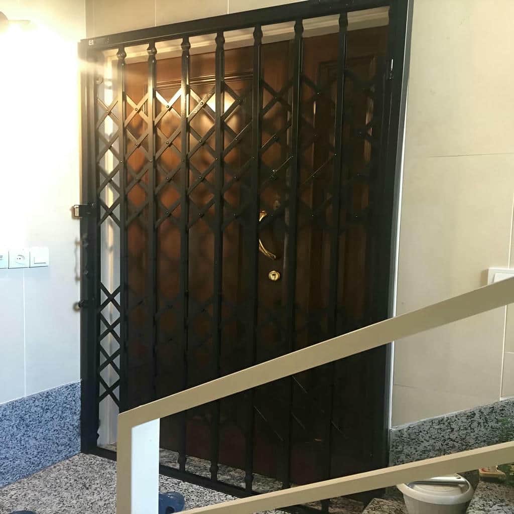 مشاوره انتخاب درب آکاردئونی سلطنتی گل دار